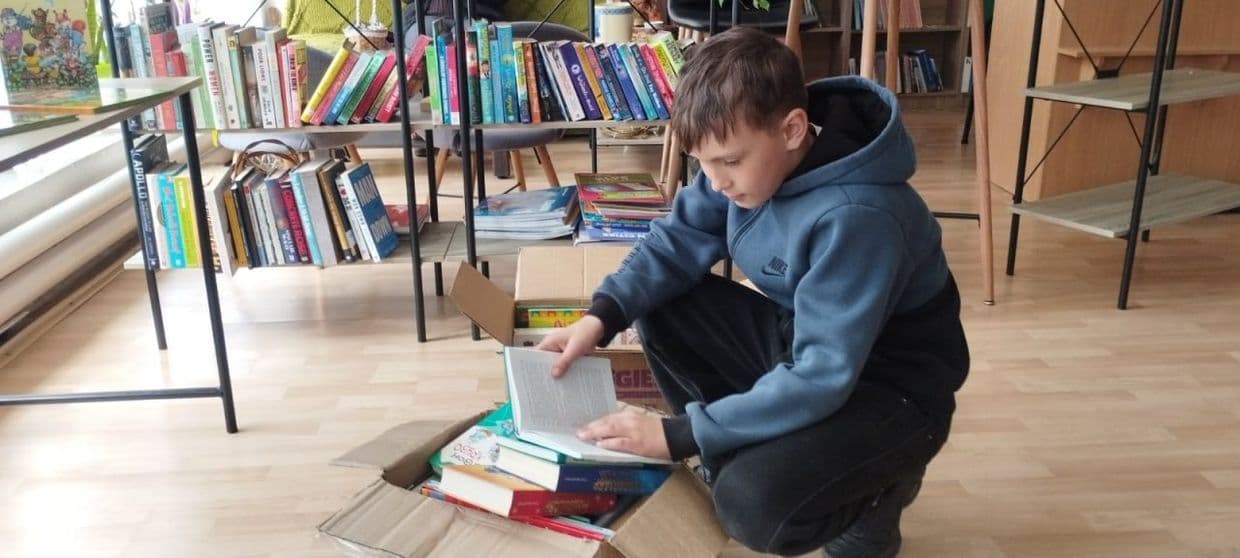 Донецкая областная детская библиотека получила книжную помощь от "Пласта" (фото)