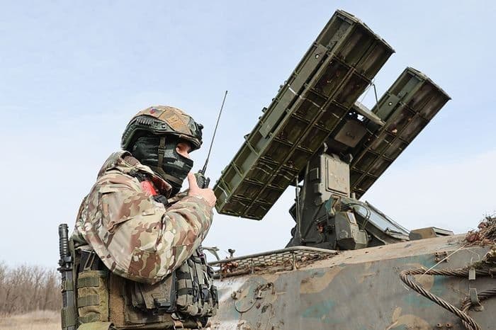 Боєць російської окупаційної армії поруч із засобом ППО. Фото з відкритих джерел