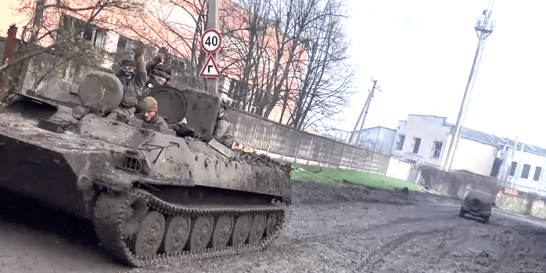 Пограничники показали, как проезжали через город-призрак Часов Яр (видео)