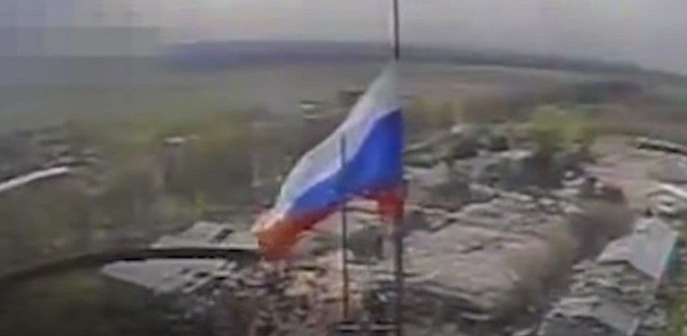 У Костянтинівці дронарі штурмового полку "Луганськ" прибрали російський триколор, розміщений російським дроном (відео)