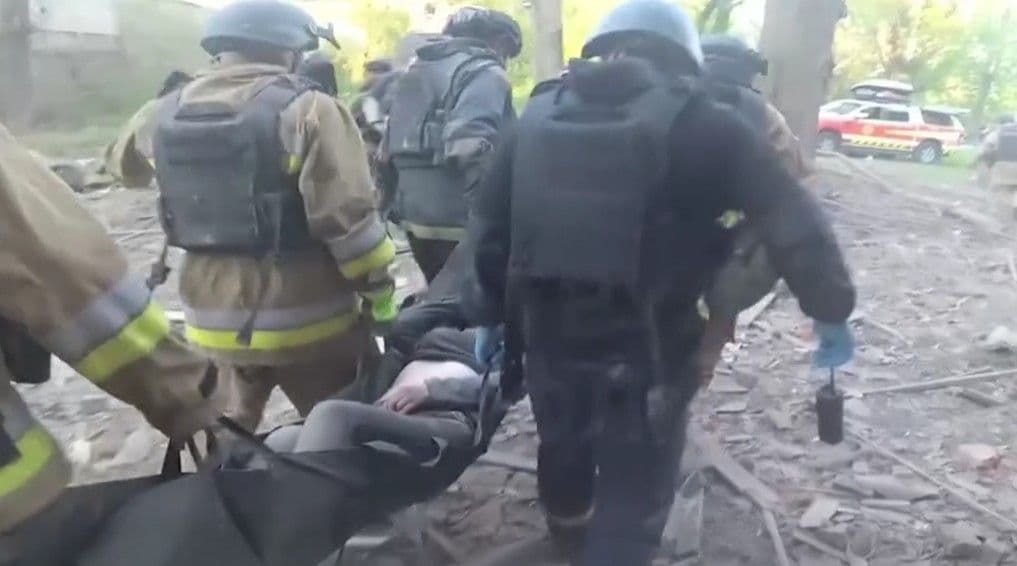 Спасение женщины. Скриншот c видео Патрульной полиции Краматорска и Славянска