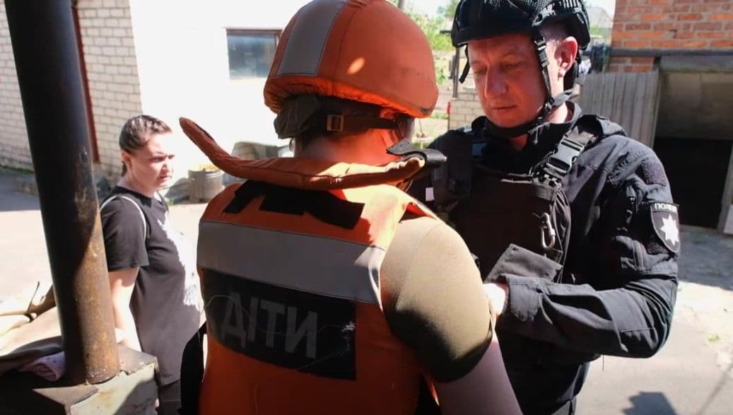 З Краматорського району поліціянти евакуювали ще 9 людей, зокрема 2 дітей (відео)