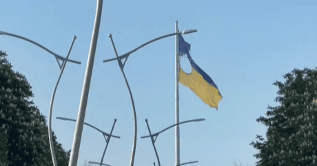 Росіяни другий день атакують Державний Прапор України в Краматорську (відео)