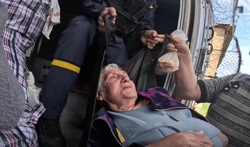 У травні евакуаційники ДСНС вивезли близько 60 людей з прифронтової Дружківки та Святогірської громади (відео)