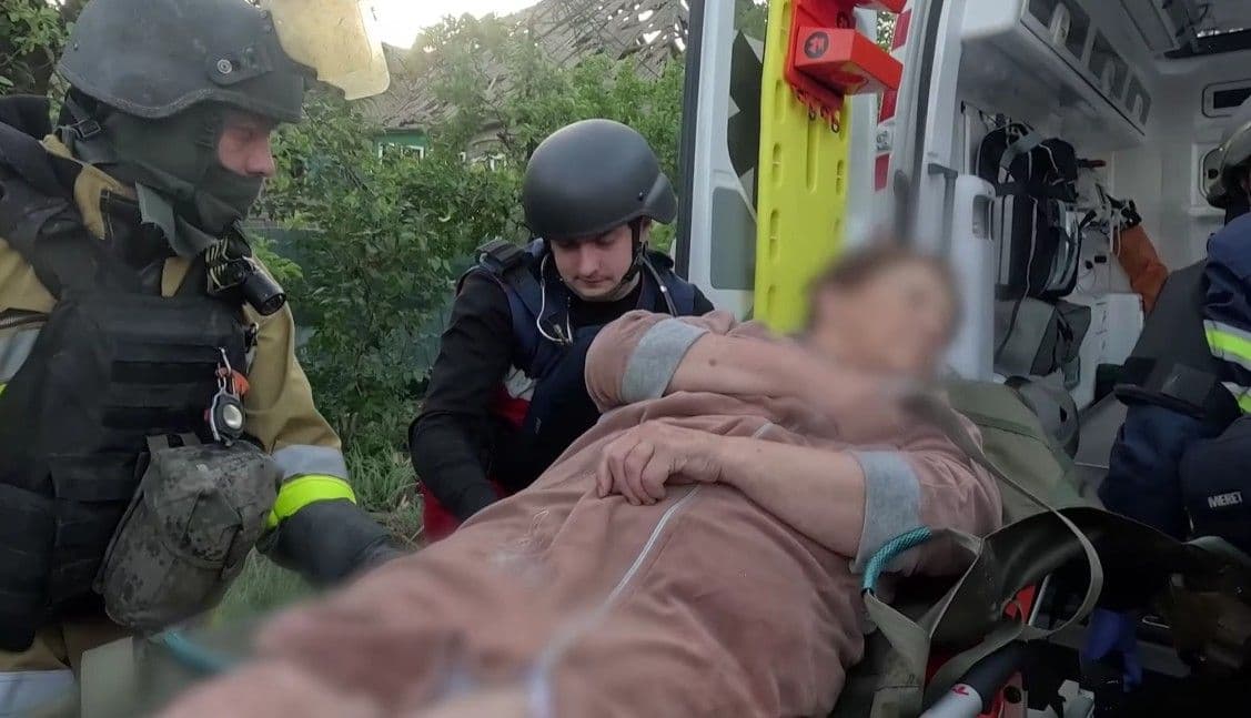 Оказание помощи пострадавшей от авиаудара по Малотарановке 29 мая 2026 года. Фото: ГСЧС Донетчины