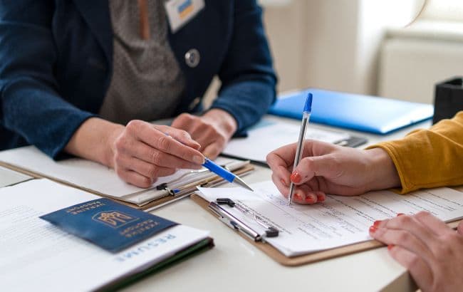 <em>На Кіровоградщині працевлаштували понад 3,5 тисячі ВПО, зокрема з Черкаської та Новодонецької громад. Фото ілюстративне: Getty Images</em>