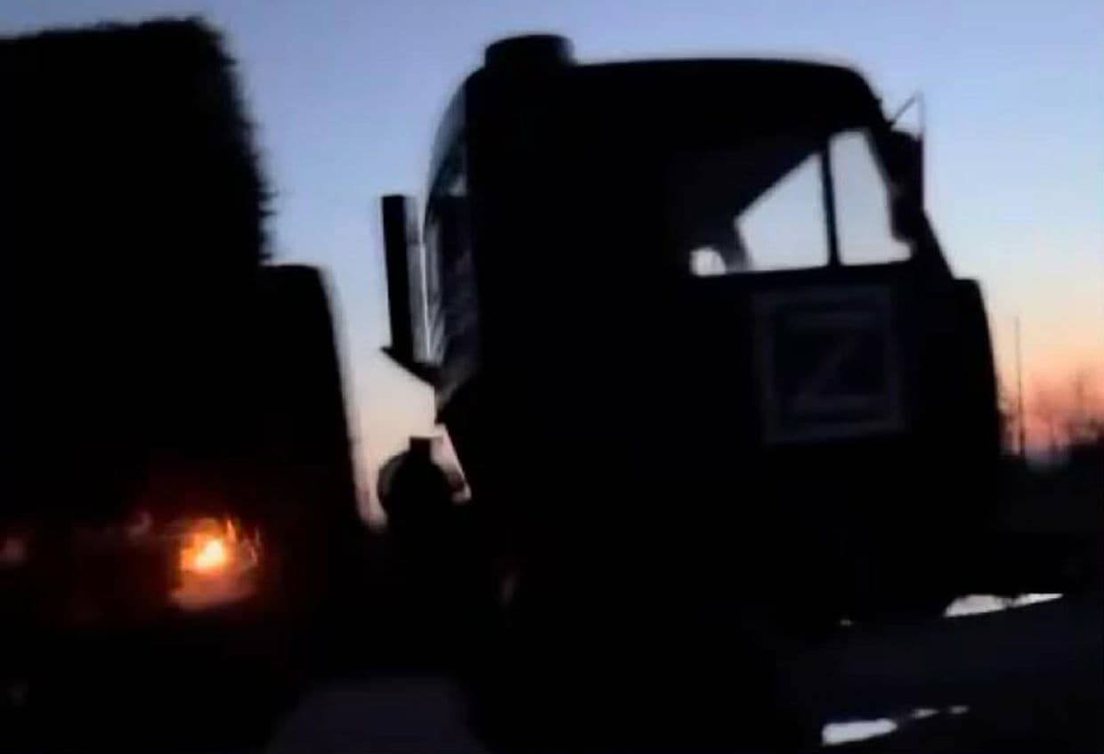<em>В окупованому Луганську спротив знищив КамАЗ выйськових рф. Скрін з відео спротиву. </em>
