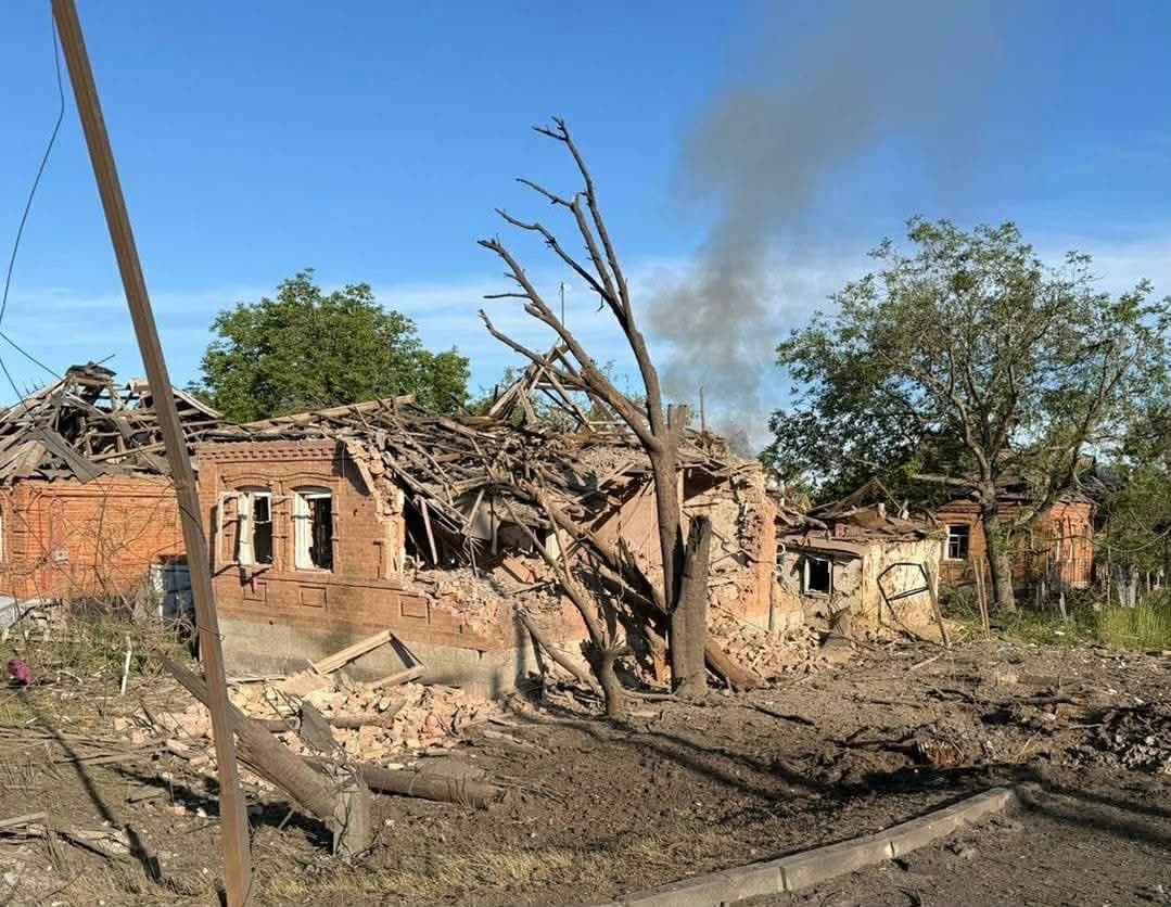 Двоє людей загинуло, ще двоє дістали поранення: наслідки ворожих обстрілів на Донеччині