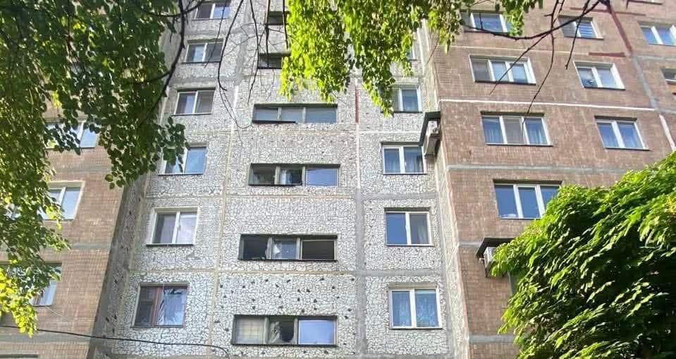 Ворог обстріляв Словʼянськ: пошкоджено будинок і автомобілі