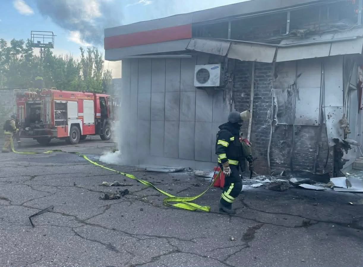 Надзвичайники ліквідували пожежу на АЗС у Слов'янськ після ворожої атаки