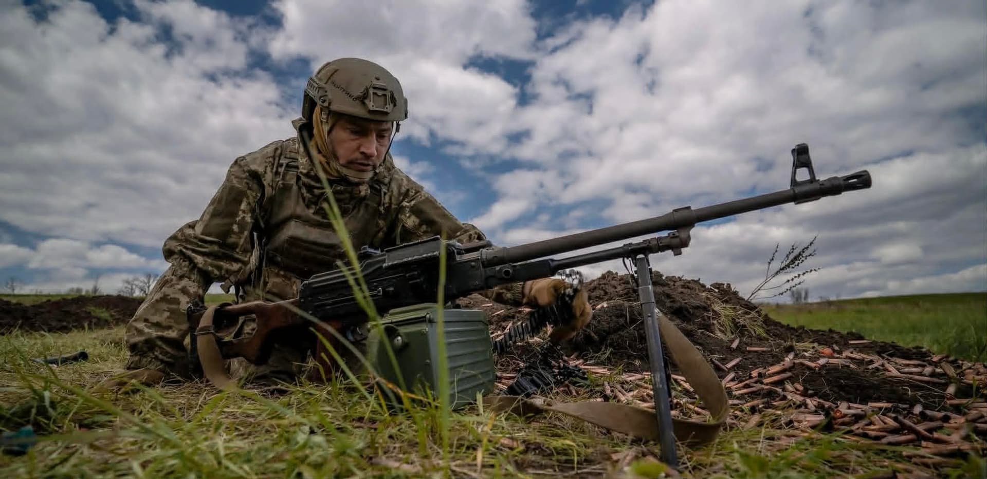 <em>Фото: 10 Гірсько- Штурмова Бригада. Український військовий з кулеметом</em>