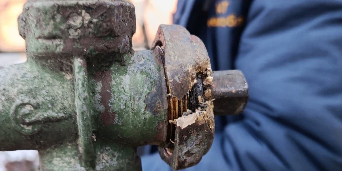 Постраждале від російського обстрілу газова труба. Фото: Донецькоблгаз
