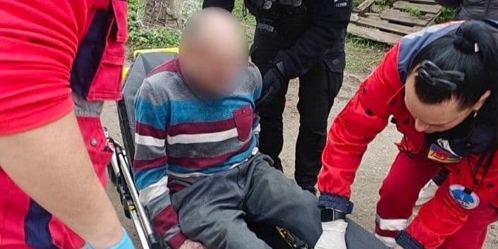 У Слов'янську патрульні допомогли літньому чоловікові, який знепритомнів на вулиці (фото)