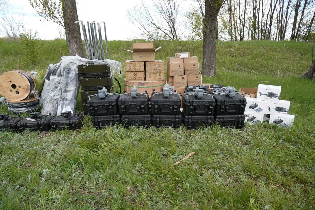 <em>Луганська ОВА забезпечила 12-ту бригаду "Азову" безпілотниками і засобами зв'язку. Фото: Луганської ОВА</em>