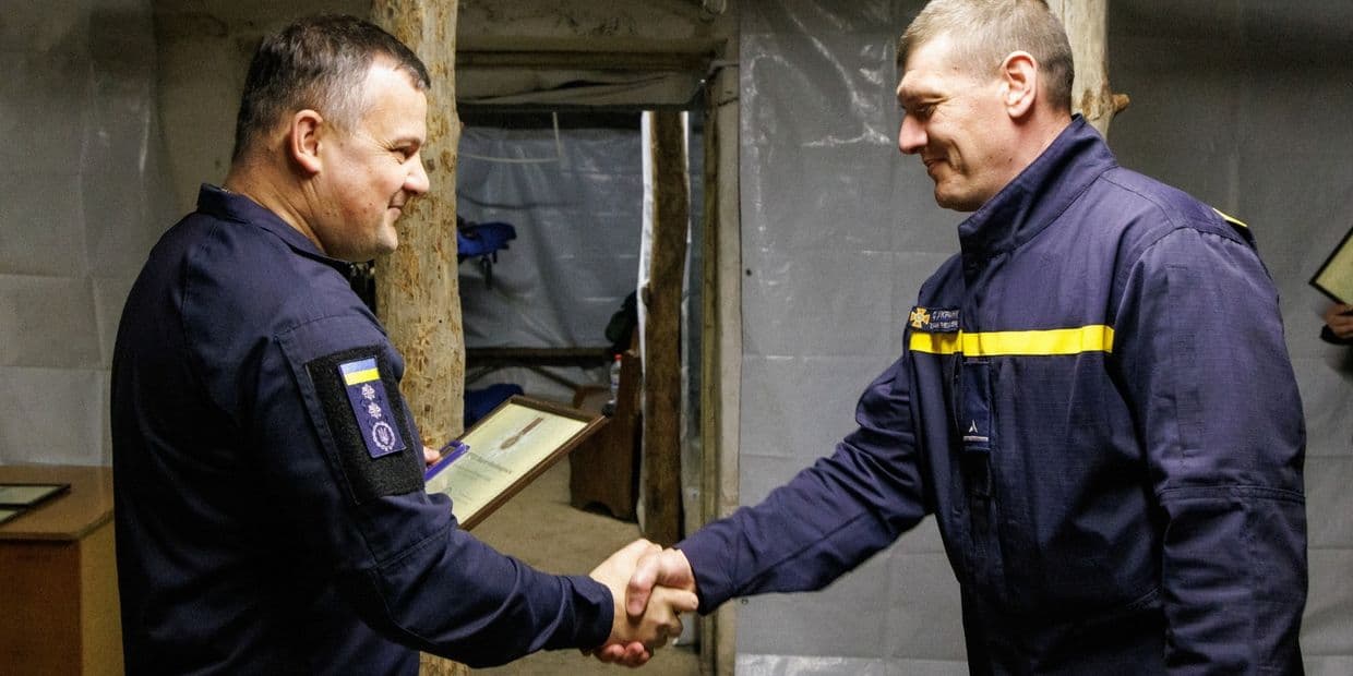 Глава ГСЧС посетил прифронтовые регионы Украины, наградил спасателей Донетчины (фото)
