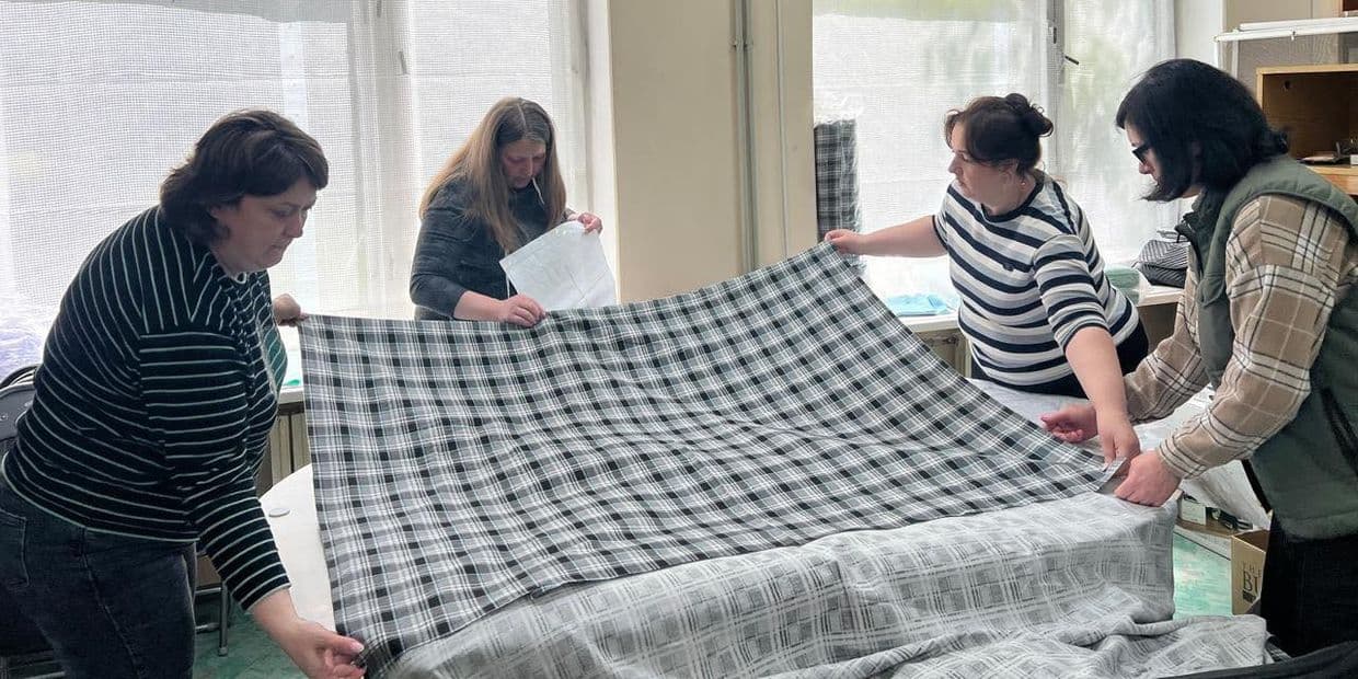 Переселенці з Селидового шиють адаптований одяг для поранених українських захисників. Фото: Селидівська міська рада