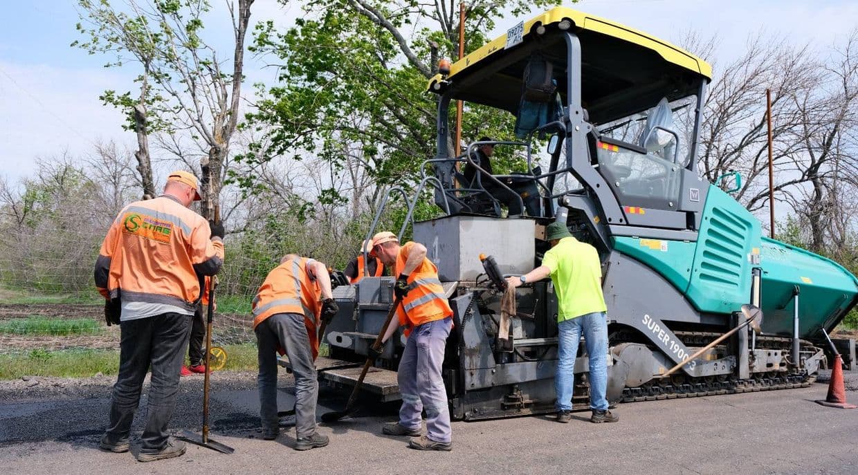 Тривають ремонти доріг на Донеччині. Фото: Facebook/Вадим Філашкін