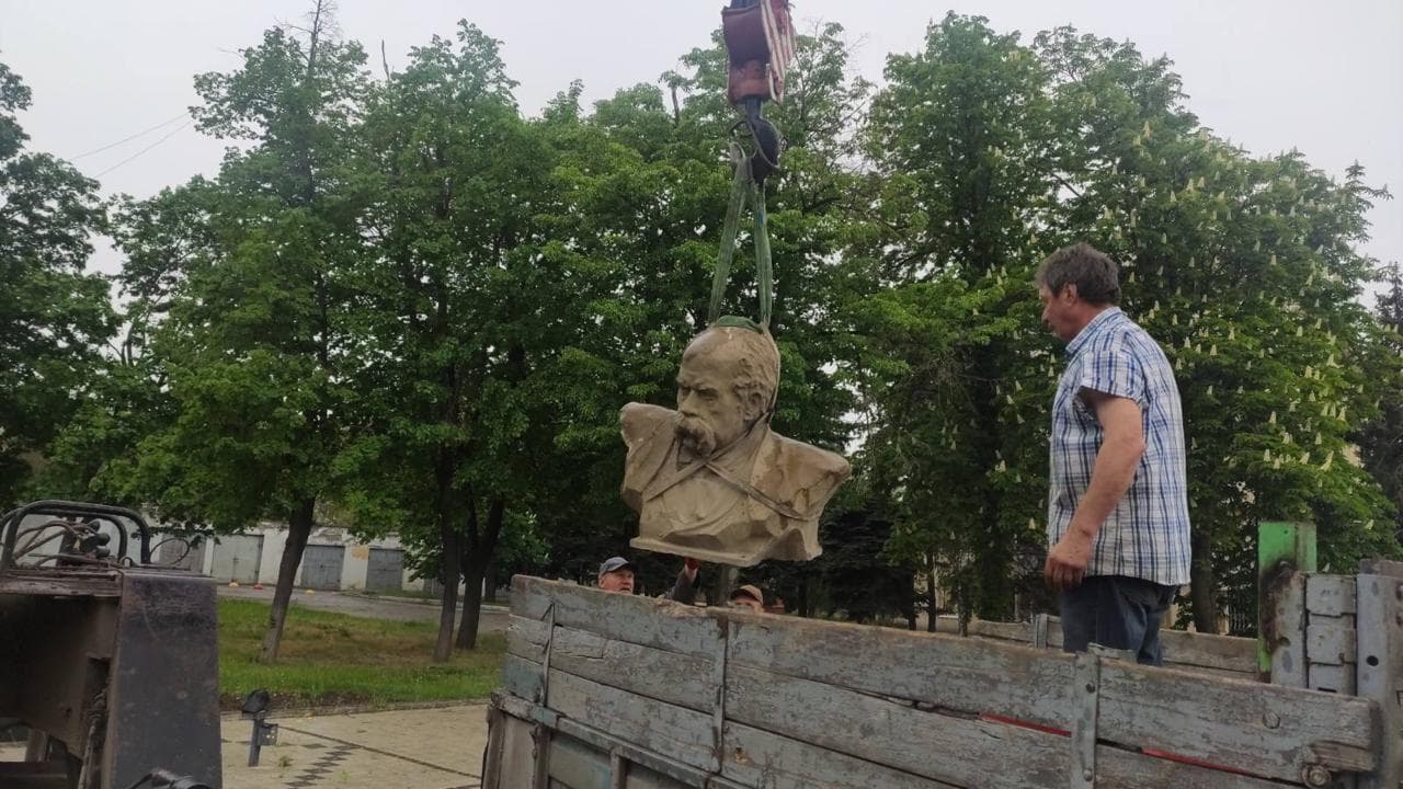 Демонтаж погруддя Тарасові Шевченку в Краматорську. Фото: Краматорська міська рада