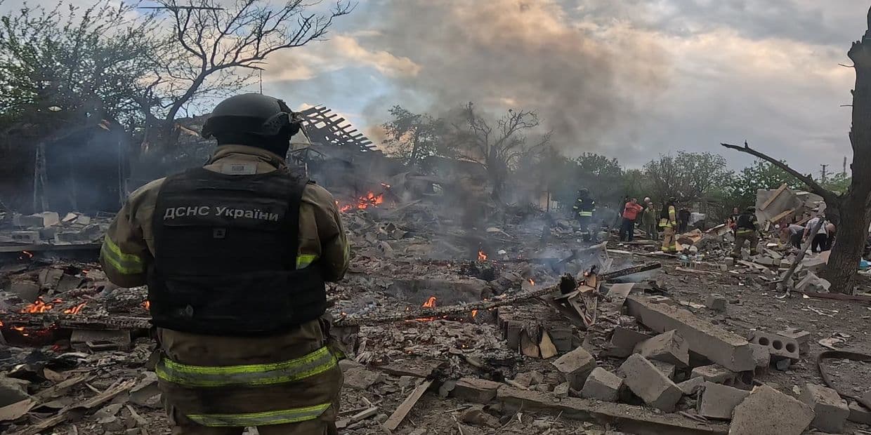 Вогнеборці погасили пожежу, виниклу внаслідок ударів по Дружківці, та надали допомогу постраждалому чоловікові (фото)