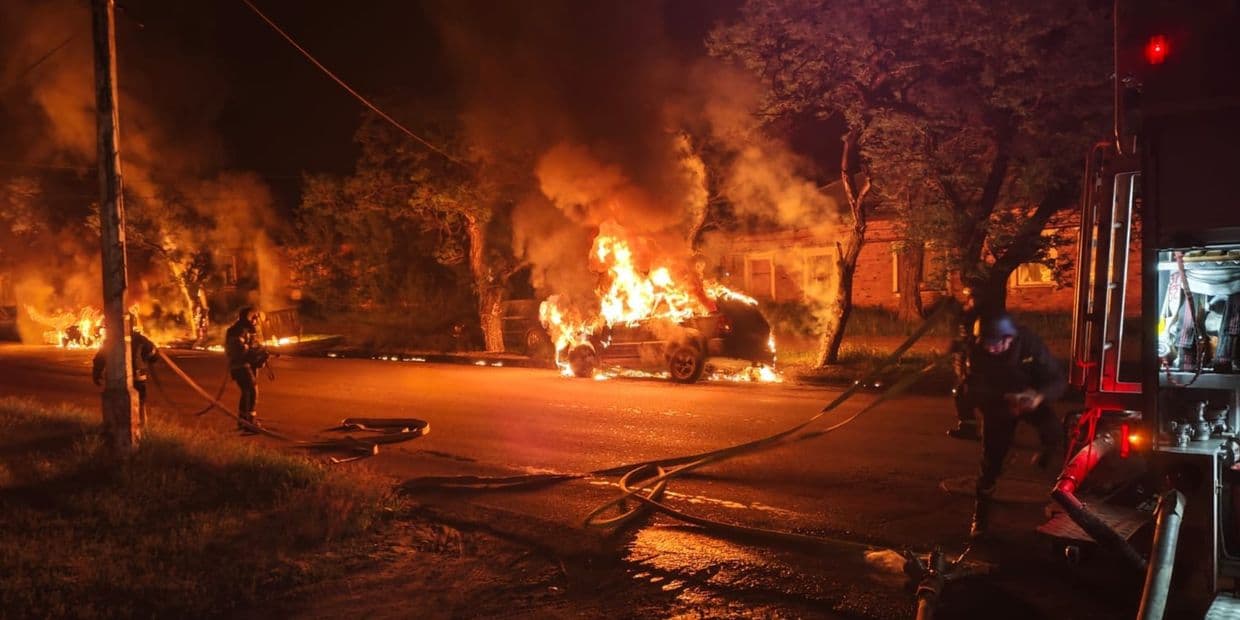 На Донеччині гасили підприємство та автівки мирних жителів, що зайнялися через обстріли (фото)