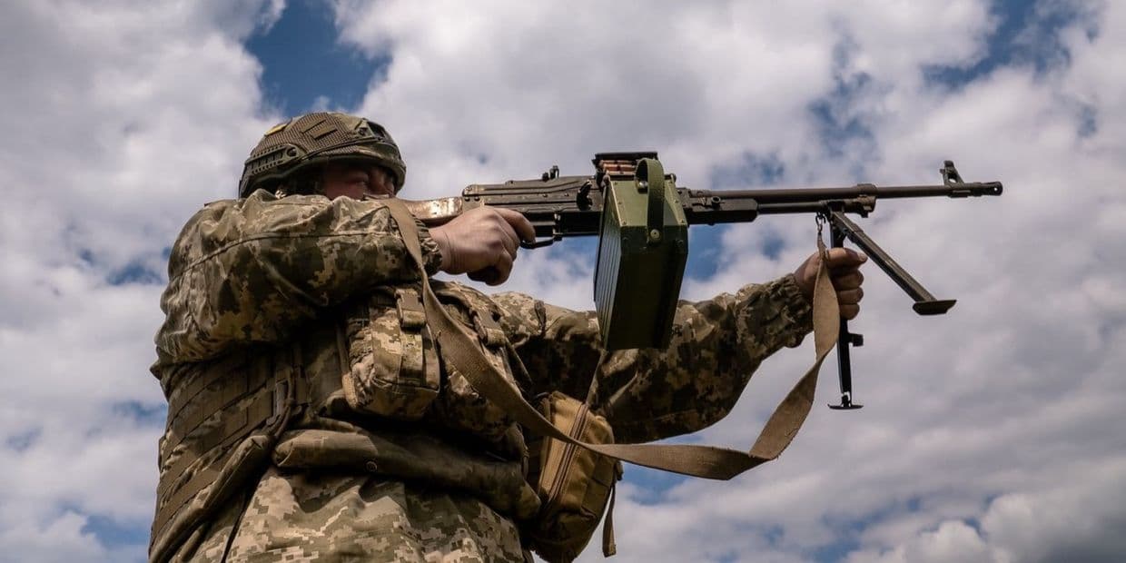 Стріляє український захисник. Фото: 10-та гірсько-штурмова бригада "Едельвейс"