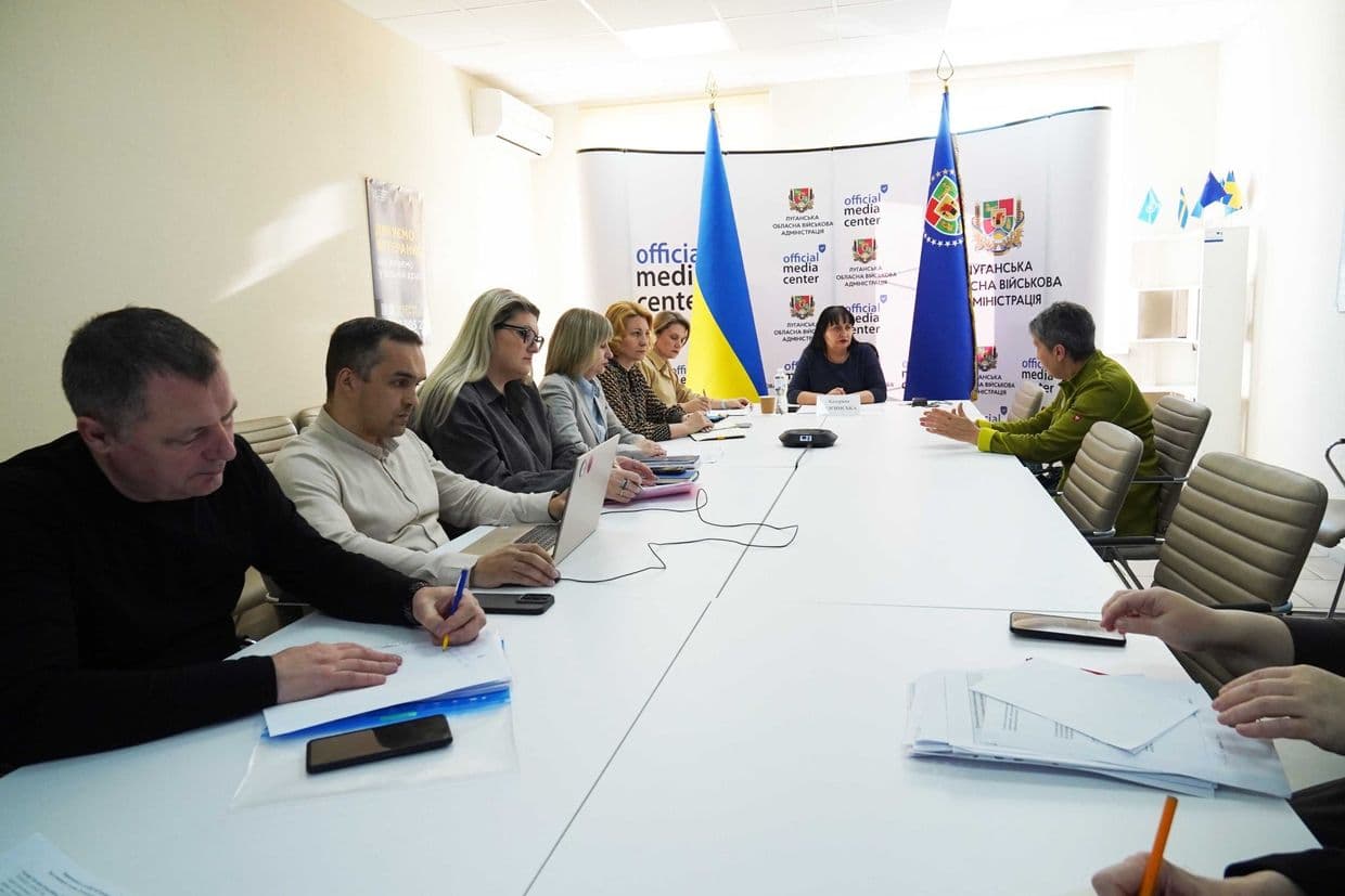 <em>Фото: Луганська ОВА. Адміністрація вислухала двічі переселенку.</em>