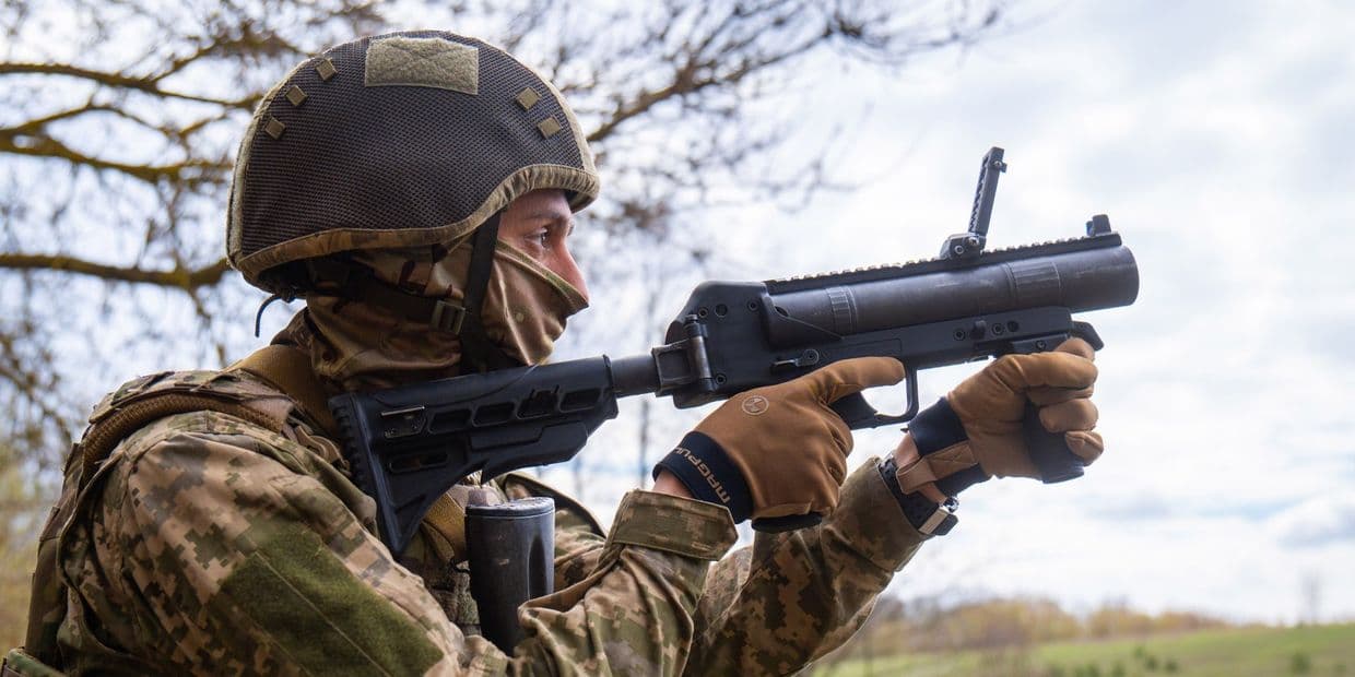Стріляє український захисник. Фото: 103-тя окрема бригада територіальної оборони ЗСУ ім. митрополита Андрея Шептицького