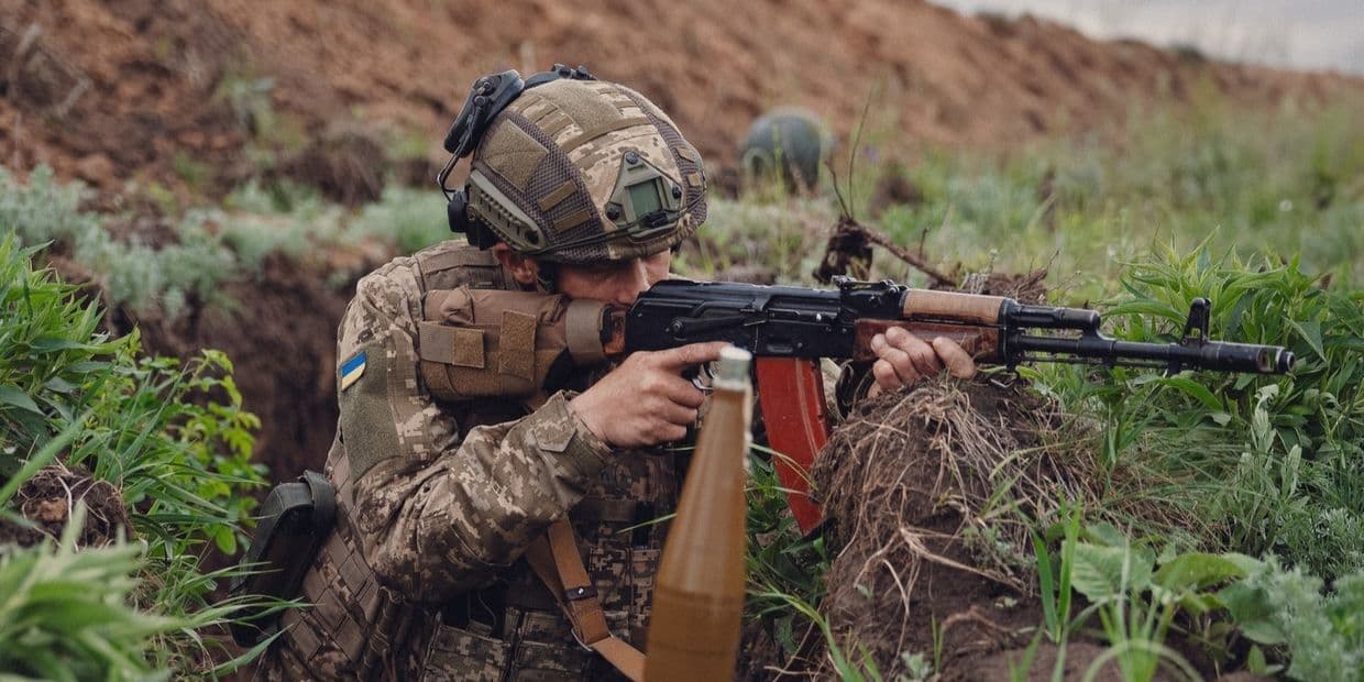 Стріляє український захисник. Фото: 37-ма окрема бригада морської піхоти
