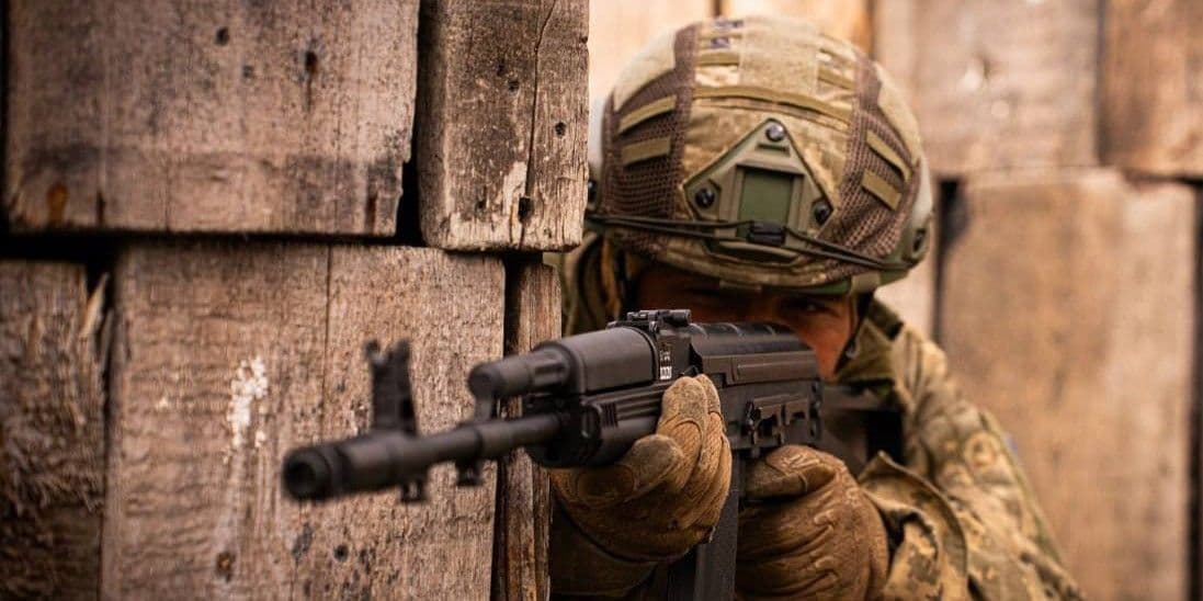 Український захисник із автоматом. Фото: 25 ОПДБр