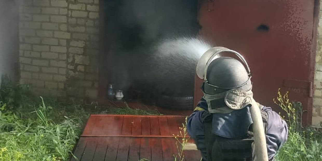 Обстріли Донеччини: вогнеборці гасили пожежі в гаражах у Слов'янську та Краматорську (фото)