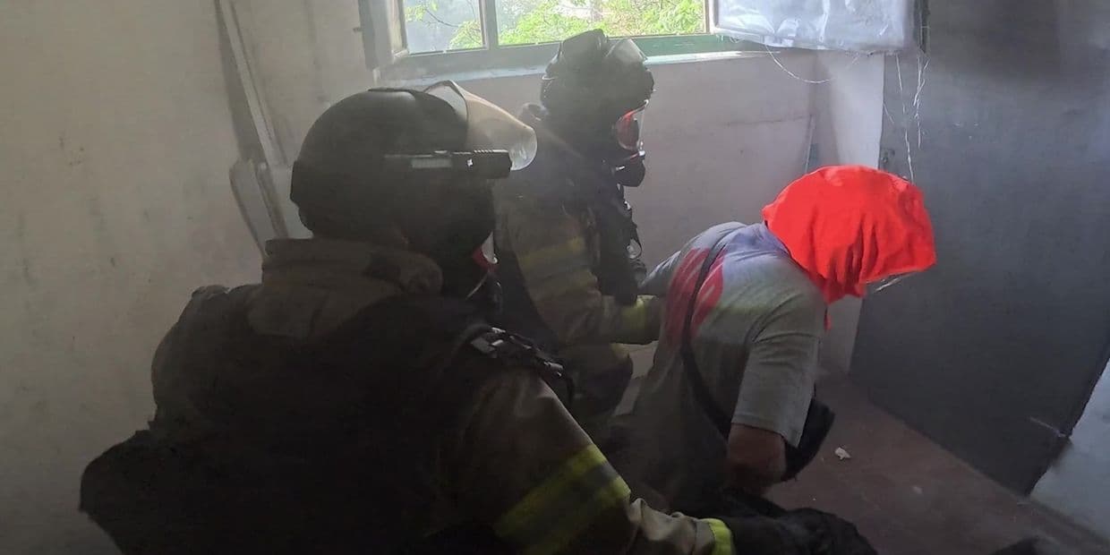 У Дружківці врятували 2 людей із багатоповерхівки, ураженої російським дроном (фото, відео)