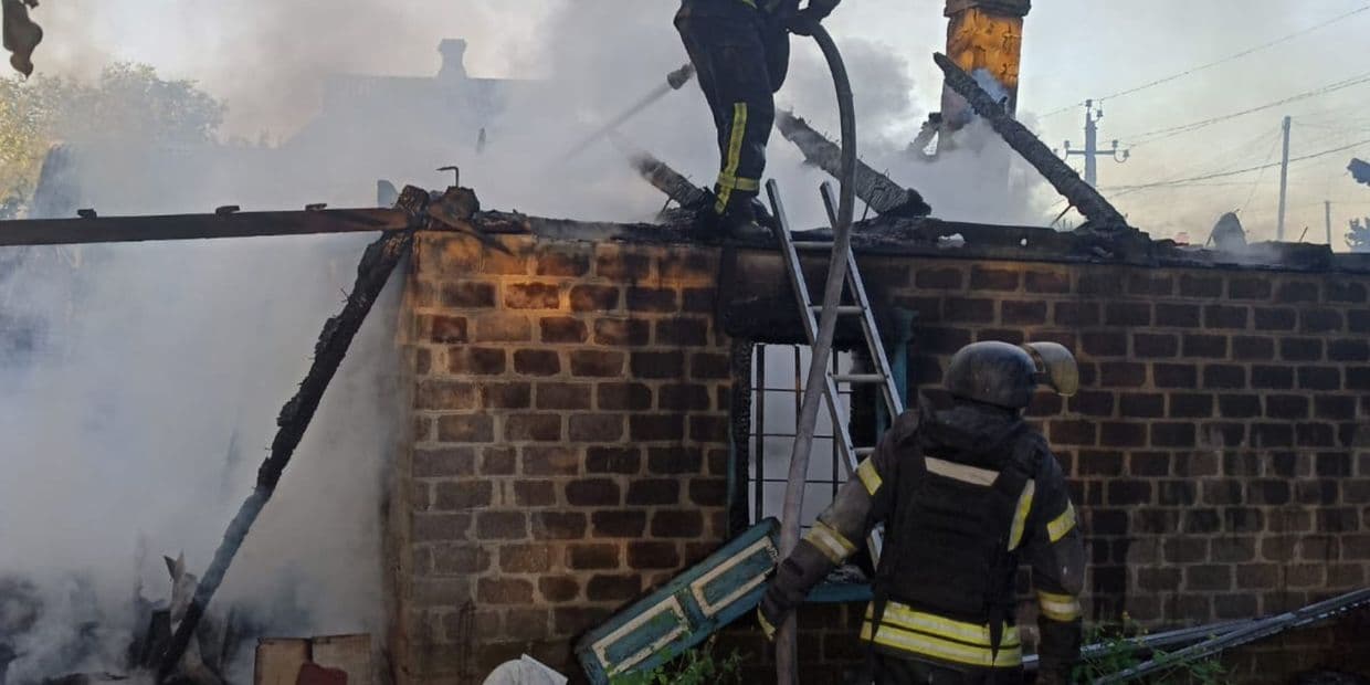 Обстрелы Славянска привели к 3 пожарам, а в Дружковке пылали квартиры в 5-этажке (фото)