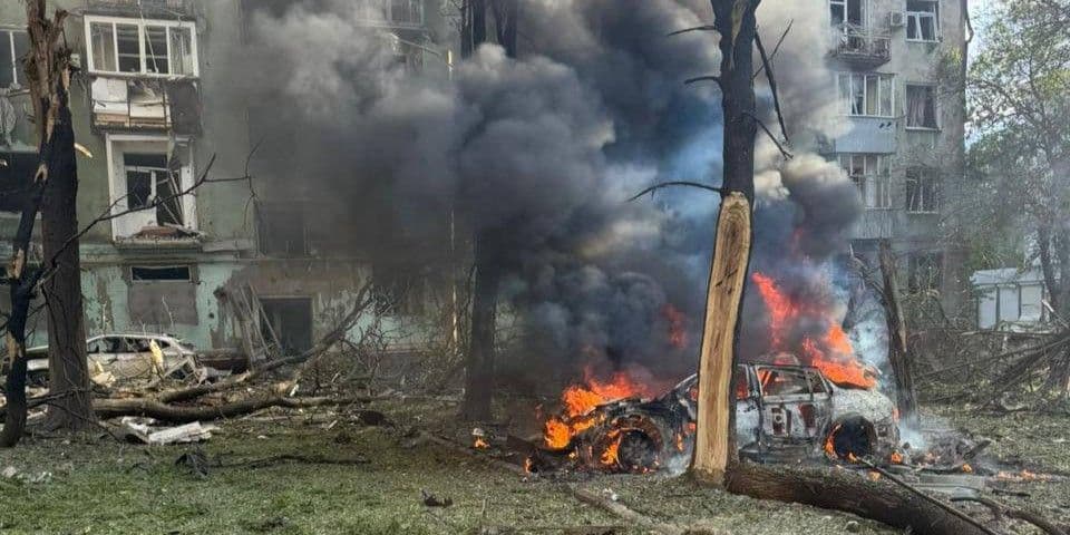 Унаслідок вечірніх авіаударів по середмістю Краматорська поранено 12 цивільних, зокрема 8-річного хлопчика (фото)