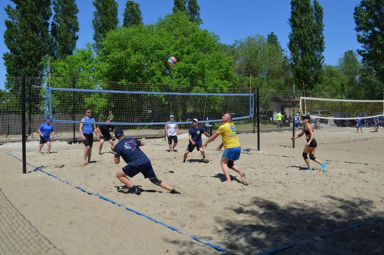 У Дніпрі відбувся турнір Маріупольського району з паркового волейболу, присвячений Дню Героїв України (фото)