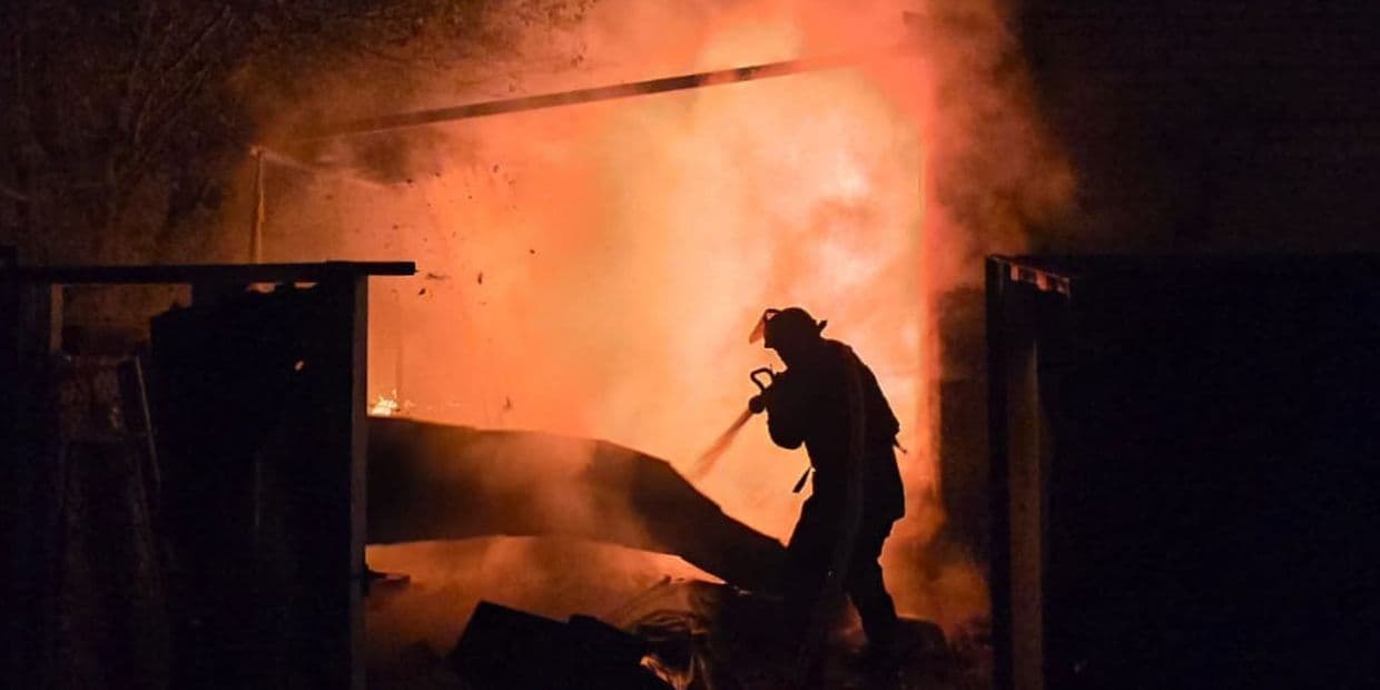 Вогнеборці Донеччини показали, як гасили пожежі, що виникли внаслідок російських обстрілів (фото, відео)