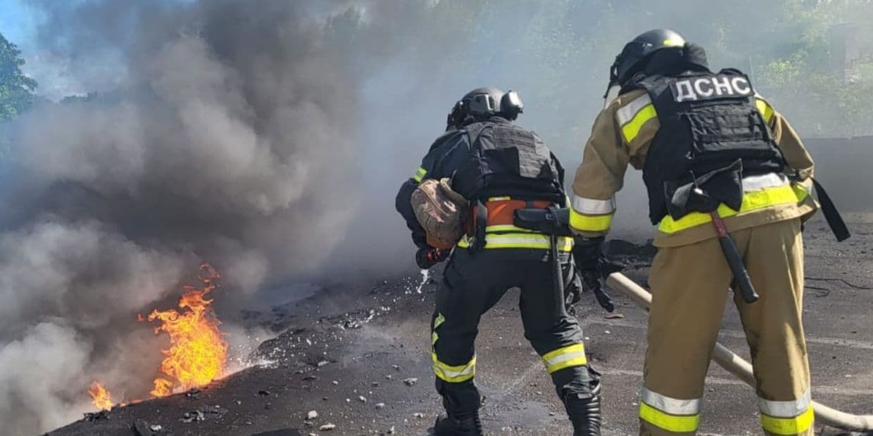 Вогнеборці показали, як гасили пожежу після прильоту по спорткомплексу в Слов'янську (фото, відео)