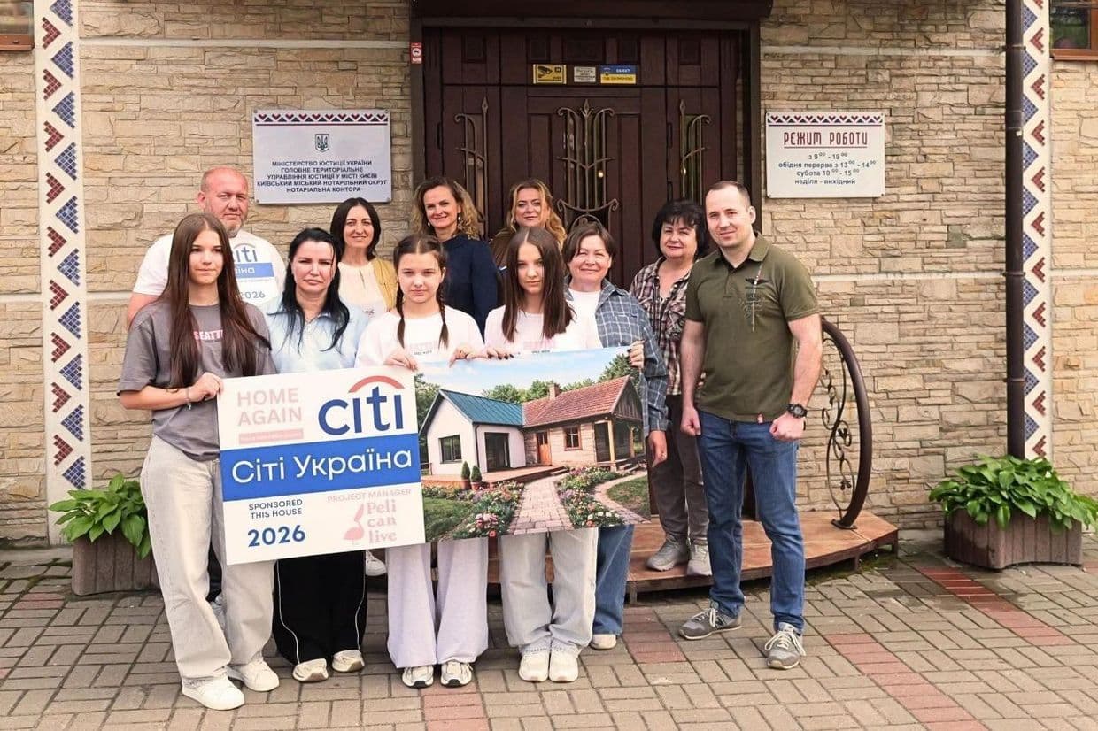 Багатодітній родині зі Чмирівської громади придбали будинок на Київщині у межах проєкту "Знову вдома". Фото: Facebook/Олексій Харченко