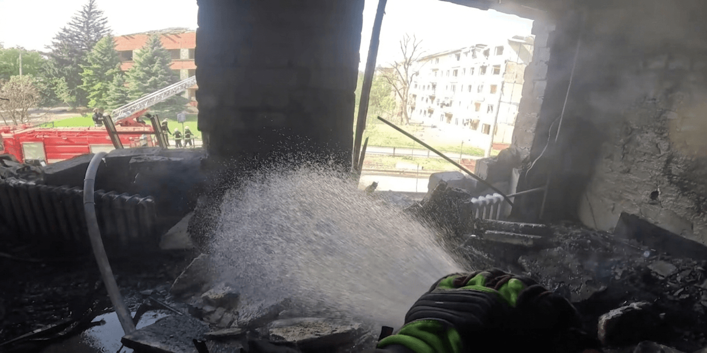 Вогнеборці показали, як гасили пожежі на місцях прильотів у Краматорську та районі (відео)