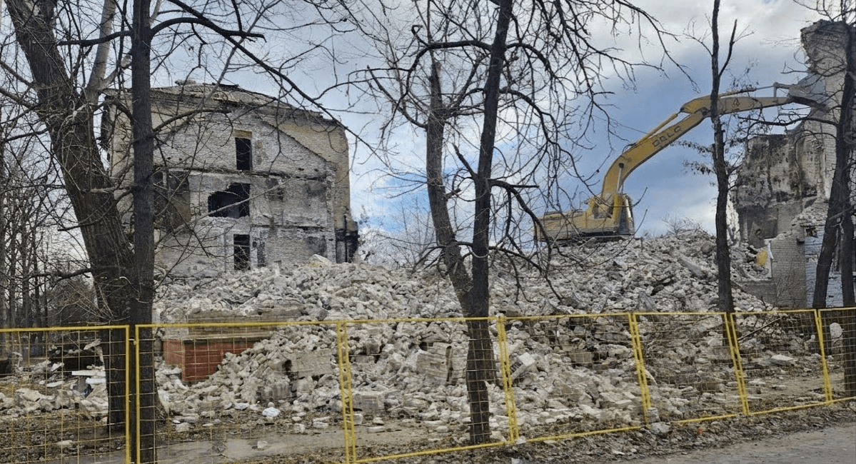 Зруйнований будинок в окупованому Сіверськодонецьку, грудень 2024 року. Фото: Телеграм-канал "Kitsune / Сєвєродонецьк"