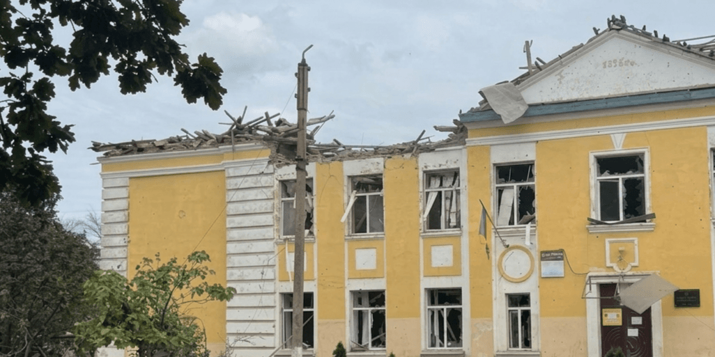 Рашисти близько години били по Миколаївці: пошкодили останню цілу школу та вбили 4 жителів (фото)