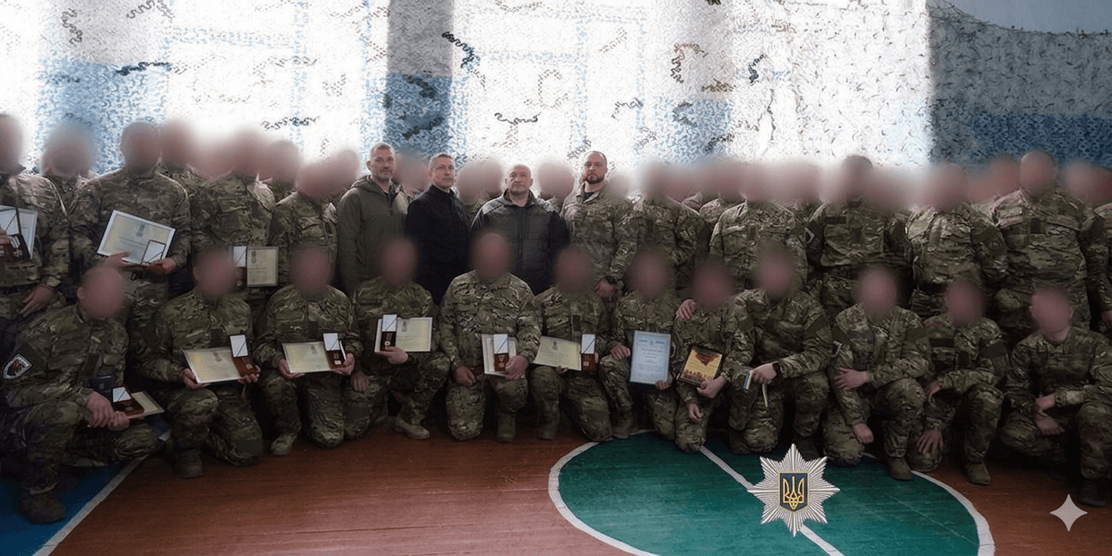 Бійців стрілецького батальйону поліції Донеччини відзначили державними нагородами та бойовими шевронами