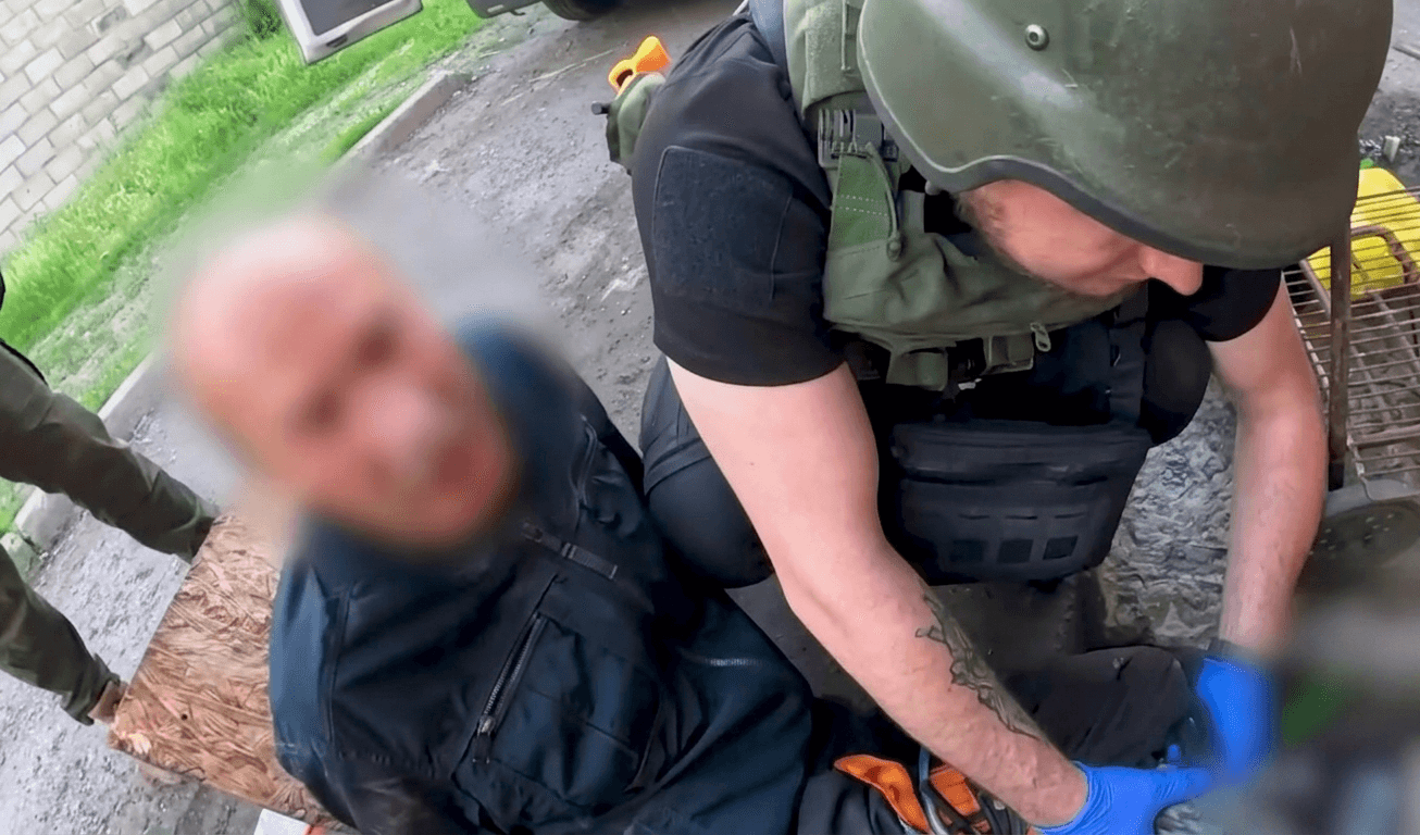Поліціянти Донеччини показали, як допомогли пораненому чоловікові (відео)