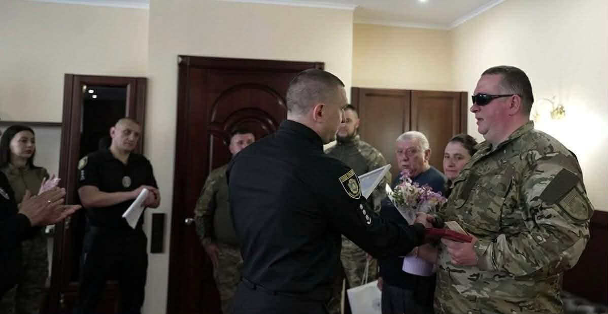 <em>Поліцейський Донеччини Олександр Шестака, який втратив зір на передовій, отримав орден "За мужність" ІІІ ступеня. Фото: поліції</em>