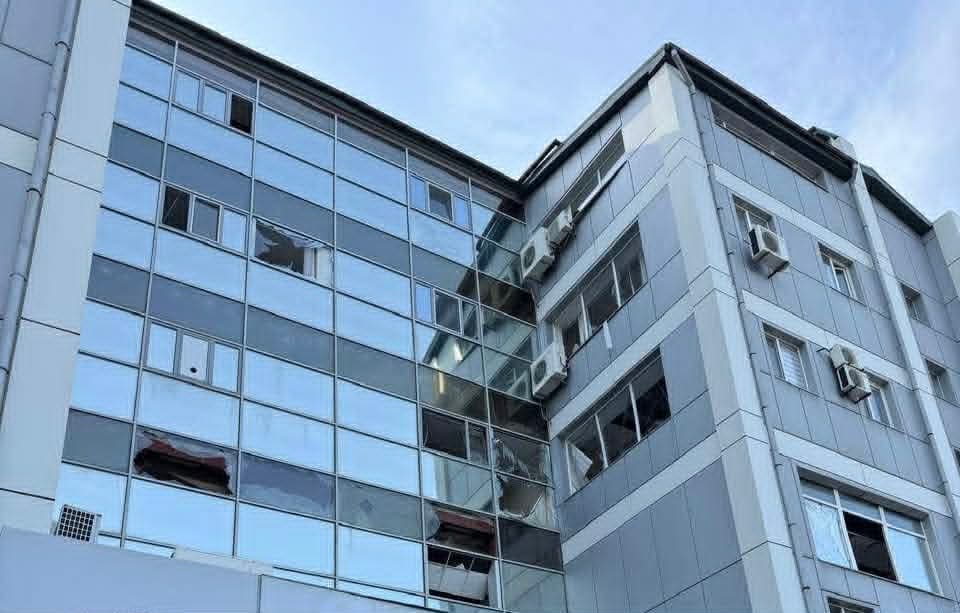 Внаслідок ворожої атаки на Дніпро пошкоджено чотири луганські медичні заклади (фото)