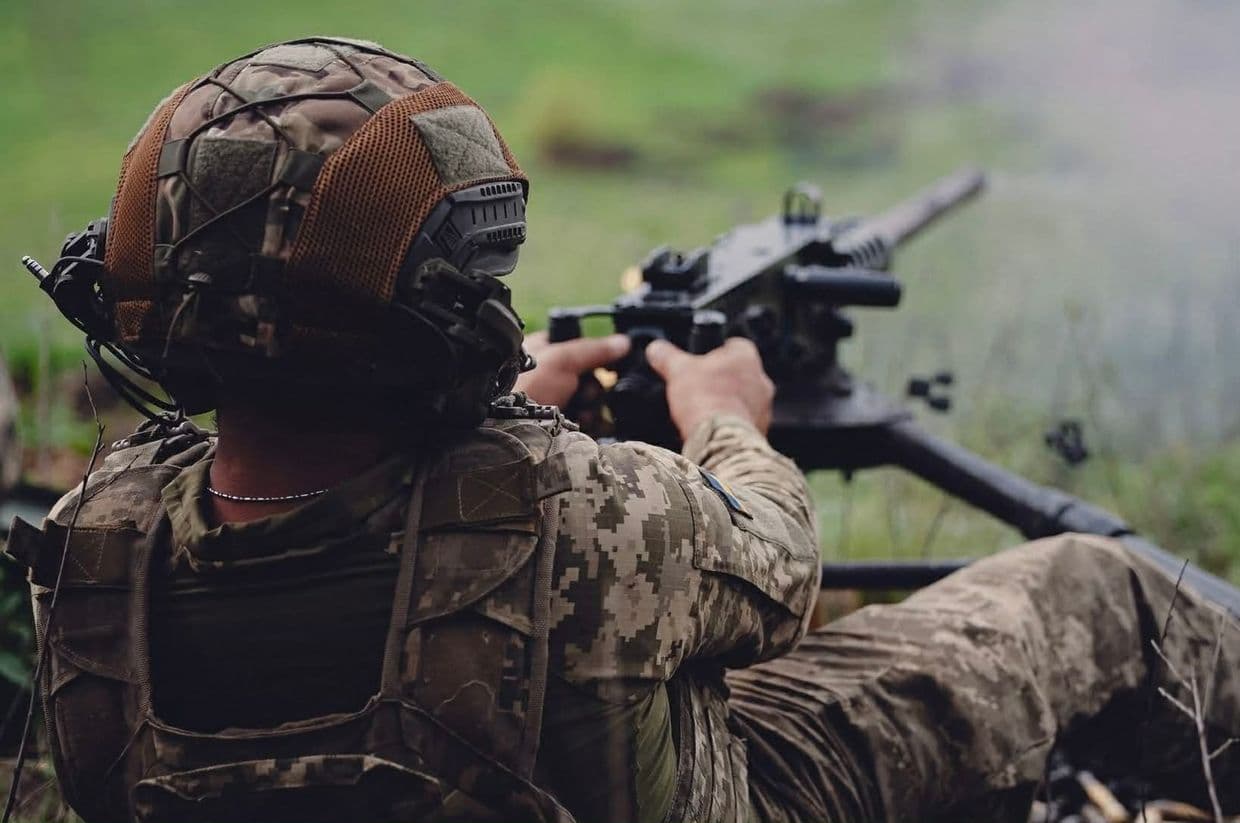 <em>Фото: 37 окрема бригада морської піхоти. Український військовий робить постріл</em>
