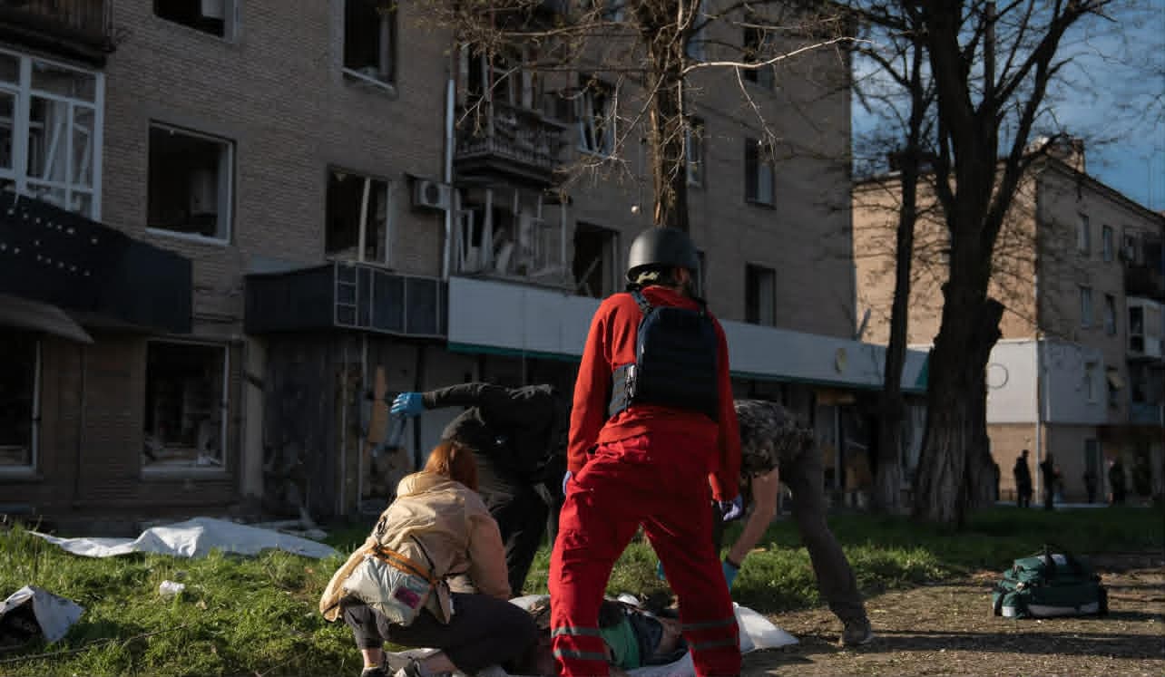 <em>Фото: 24 ОМБр.</em> <em>Наслідки бомбової атаки у Краматорську, 5 травня.</em>