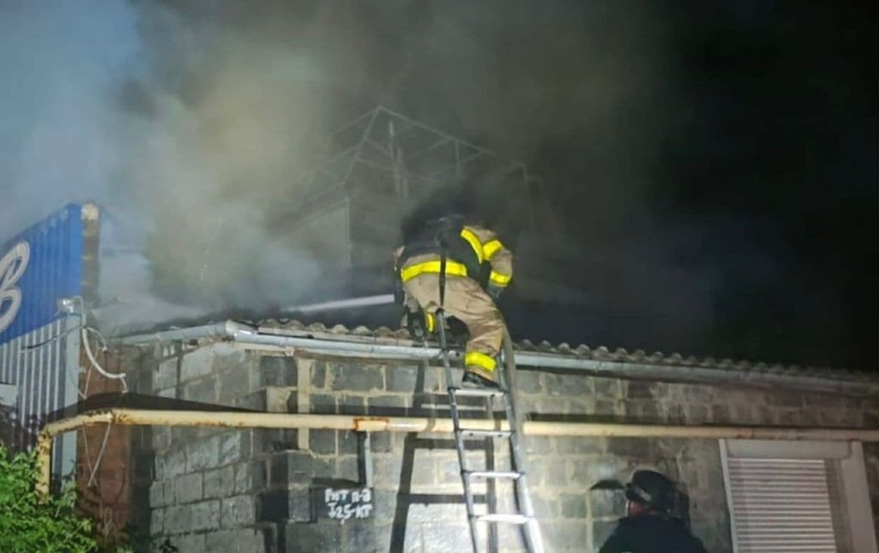 Ворожий обстріл у Слов’янську спричинив руйнування та пожежу в місцевому магазині