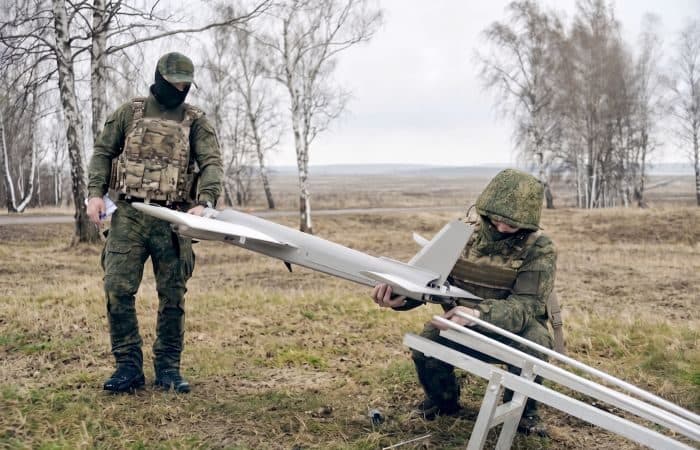 Бійці російської окупаційної армії з дроном. Фото з відкритих джерел