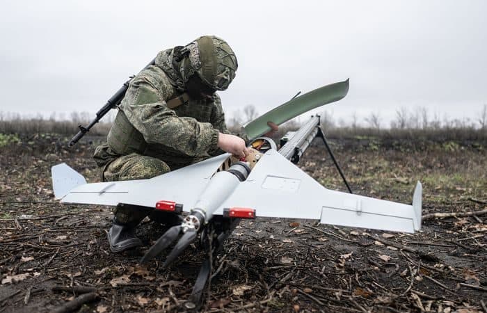 Боєць російської окупаційної армії з дроном. Фото з відкритих джерел