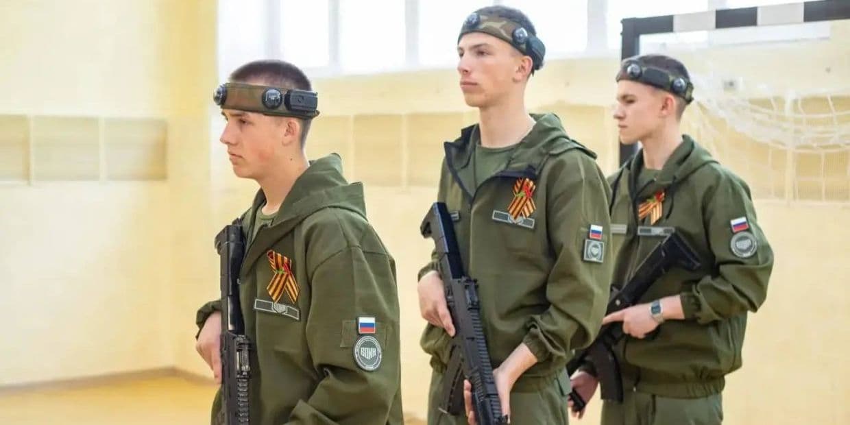 Захватчики обучают молодежь Луганщины управлять БпЛА, а также инженерной, огневой и тактической подготовке